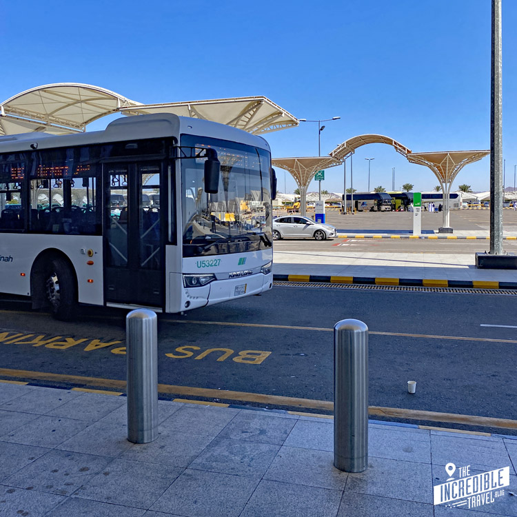 Bus am Flughafen Medina